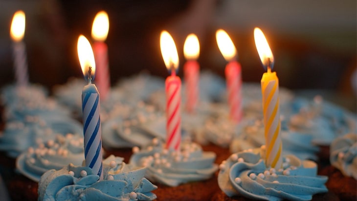 Candlelit cupcakes closeup 